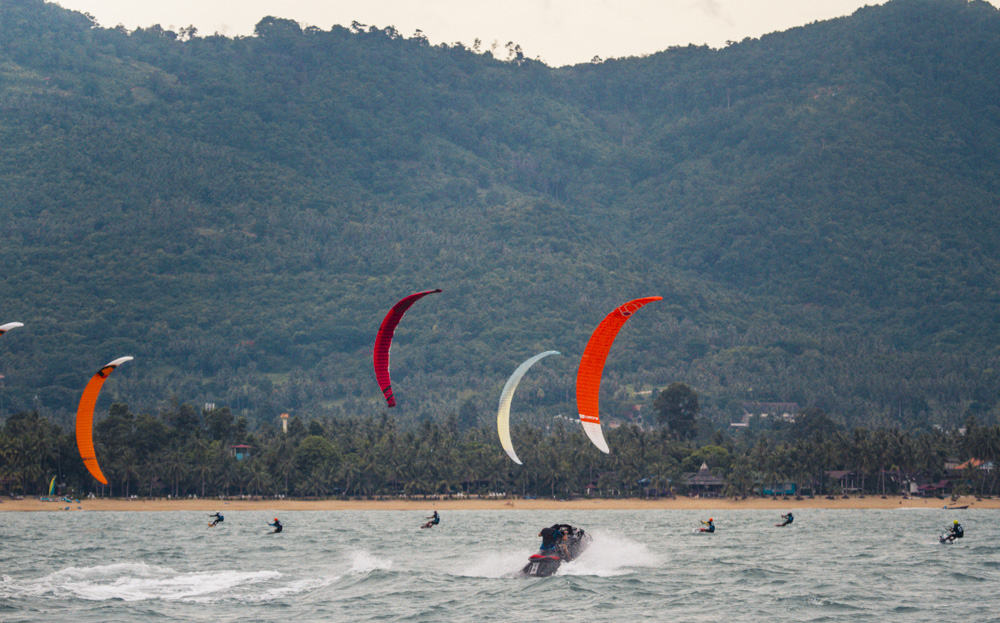 kitesurfing koh samui draagvleugelboot racing