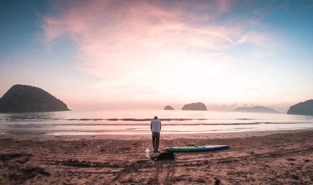 Séance de stand up paddle au lever du soleil près de la plage de Sam Roi Yot