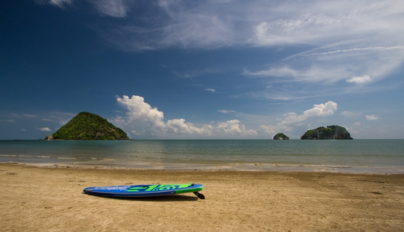 Paddelboarding am Strand von Sam Roi Yot