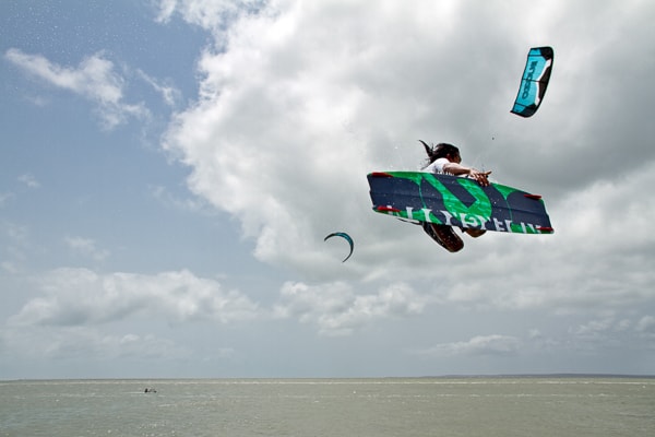 man kitesurfing en sri lanka en la isla de vella