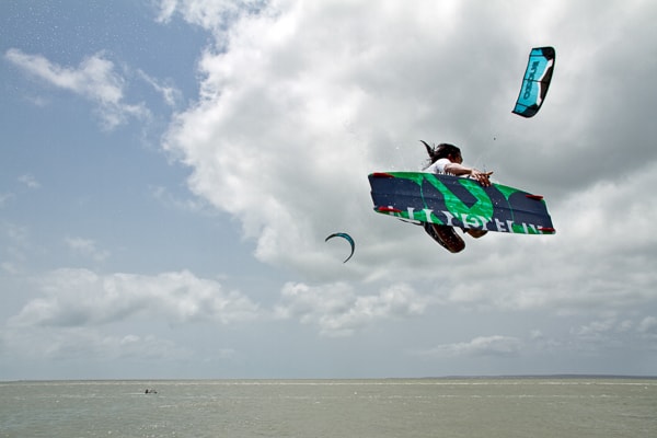 mann kitesurft in sri lanka auf der insel vella