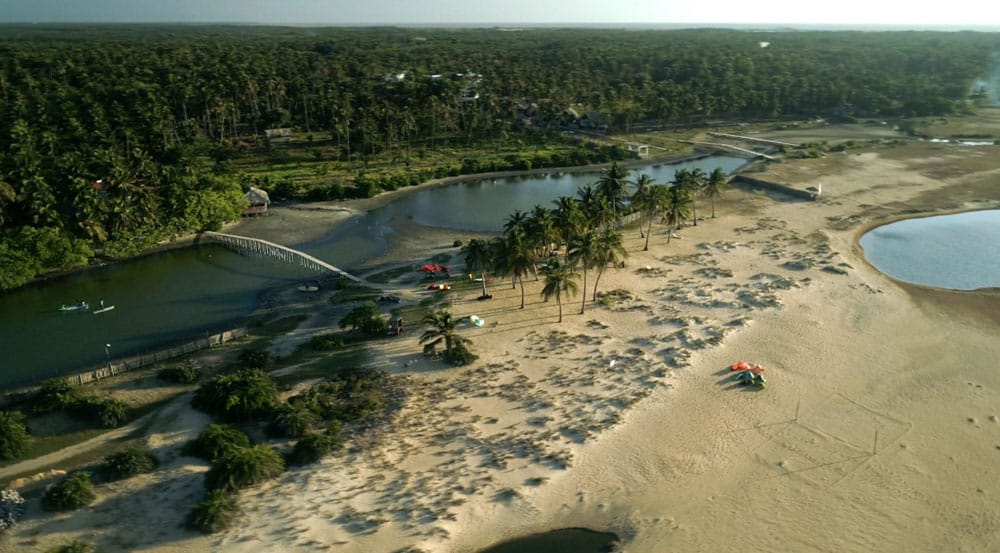 un instantané par drone du kitesurfinglanka kalpitiya kite school resort