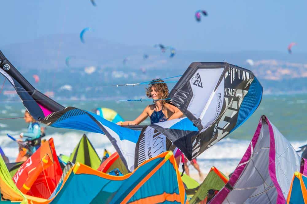 Het landen van een vlieger op het Mui Ne kitesurfstrand