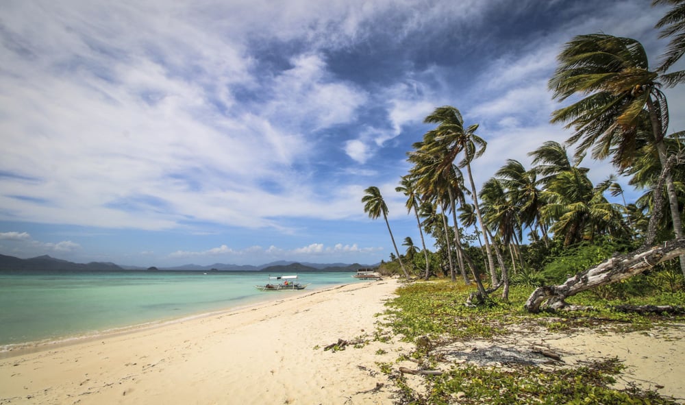 Windiger Strand in Sibaltan, El Nido, Palawan