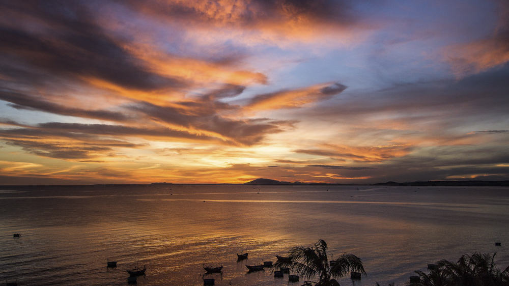 Zonsondergang over het strand in Mui Ne, Vietnam