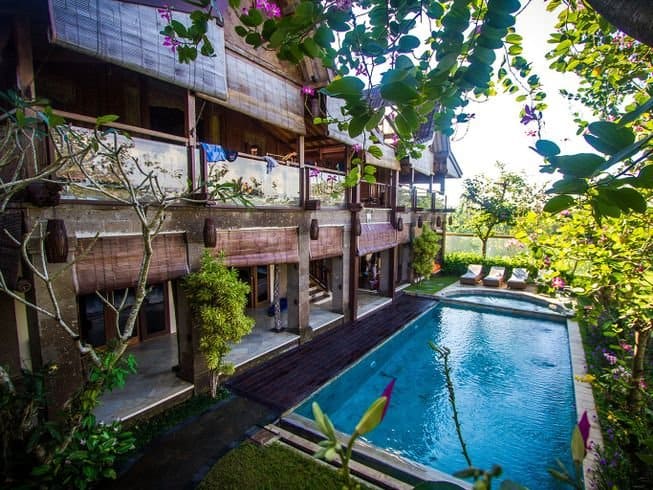 Pool und Zimmer im Stormrider Surf Camp in Bali