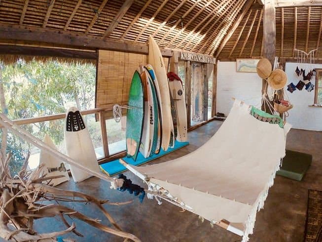 Banken en hangmatten in het Vertical House Surf Camp op Bali