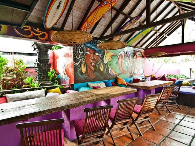 Bar und Chill-out-Bereich im Rapture Surf Camp auf Bali