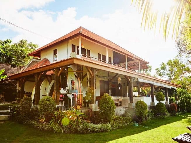 Buitenkant van villa en tuin bij Kamafari Surf Camp, Bali