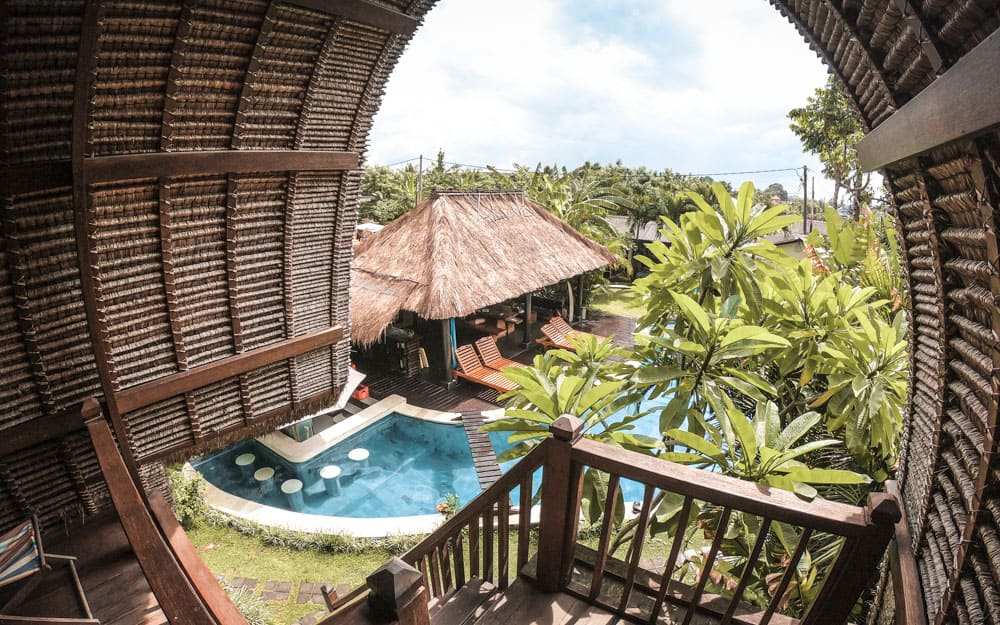 Vue de la piscine depuis la chambre supérieure du Surf WG - le camp de surf à Bali qui nous a accueillis.