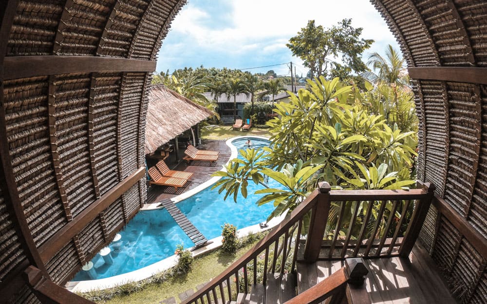 Vue de la piscine depuis la chambre supérieure du camp de surf WG à Bali.