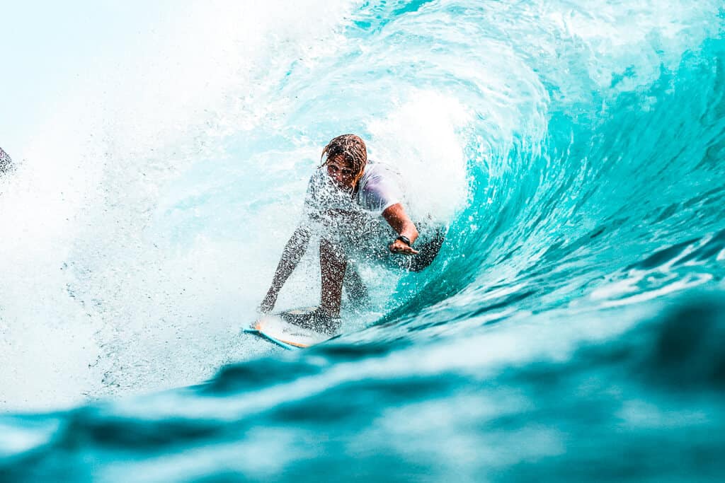 Homme surfant sur une vague déferlante