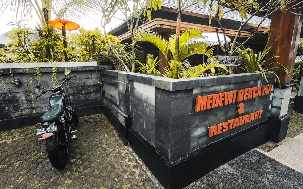 Eingangstor des Medewi Beach Inn - perfekter Standort, um die Medewi-Welle zu erwischen