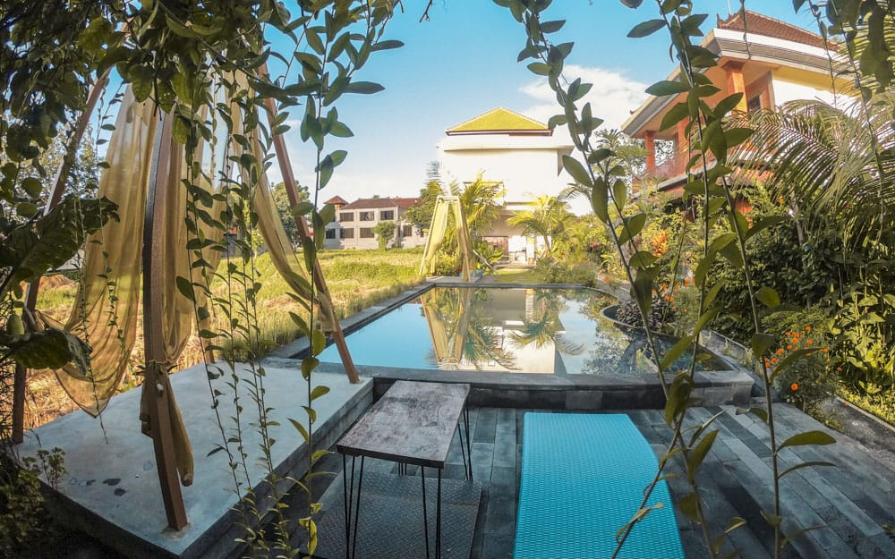 Pool und Garten im Maple House Ubud