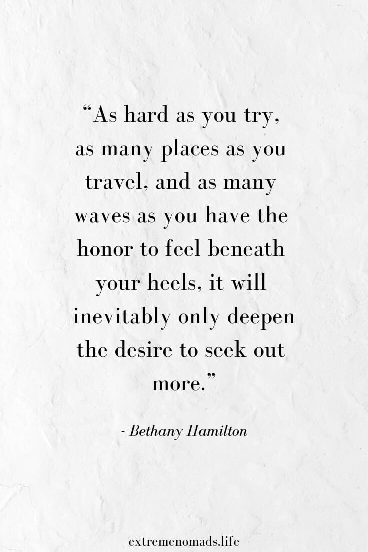 Un fond de papier parchemin avec une citation de Bethany Hamilton qui dit : "aussi dur que vous essayez, aussi d'endroits que vous voyagez, et aussi de vagues que vous avez l'honneur de sentir sous vos pieds, cela ne fera qu'approfondir inévitablement le désir d'en chercher davantage".