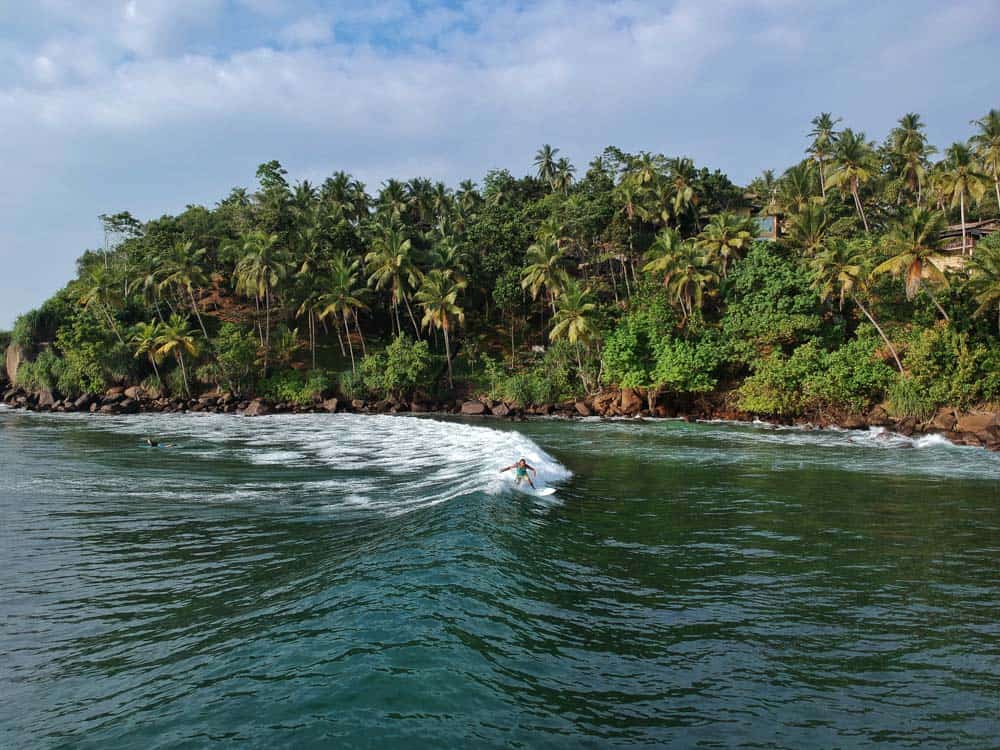 Palmengesäumte Küste und Surfen in Mirissa, Sri Lanka