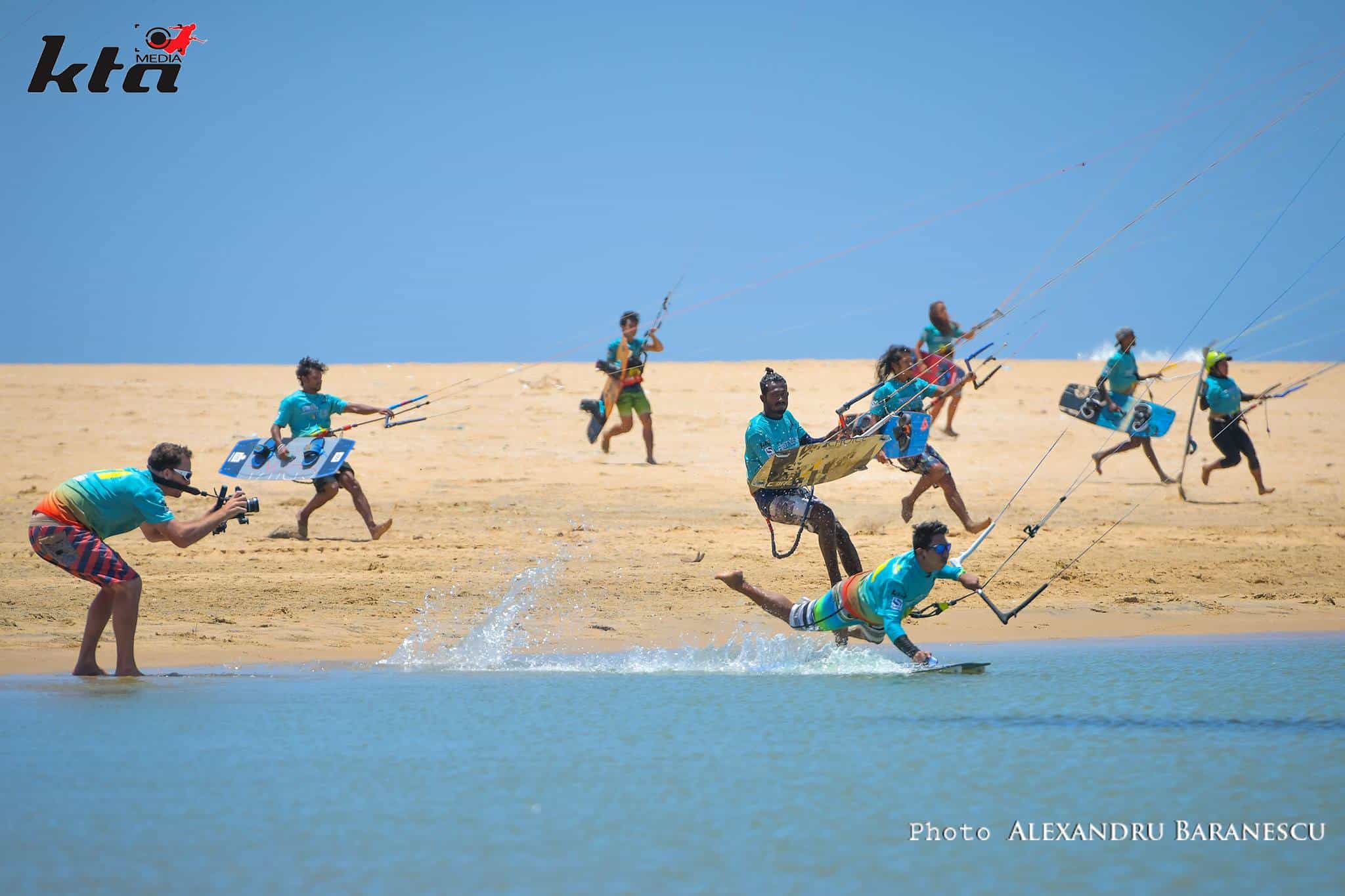 Kitesurfer, die zum Wettkampf ins Wasser gehen