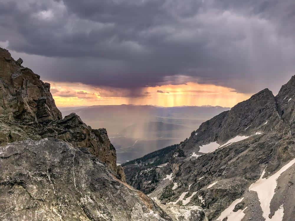 Dramatischer Himmel und Wolken über den Gipfeln des Grand Teton