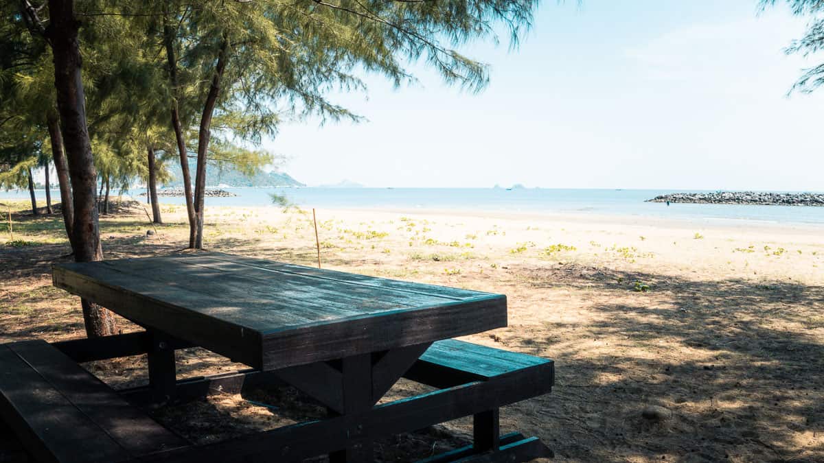 banc de pique-nique sur la plage de pranburi