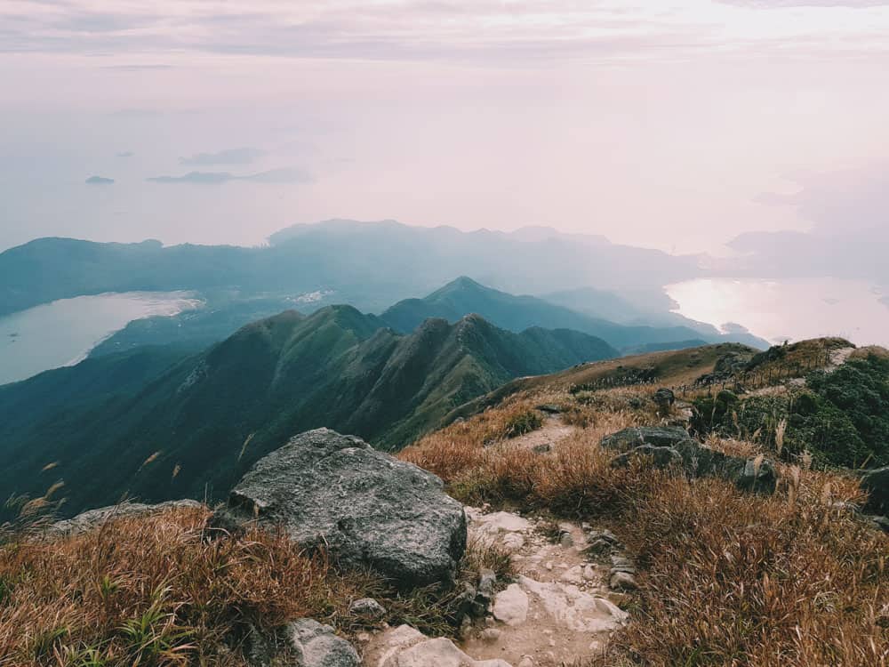 Randonnée sur le sentier de Lantau par une journée brumeuse