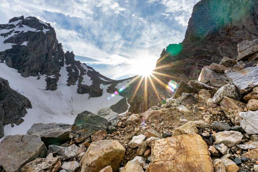 La lumière du soleil ruisselle à travers les sommets du Grand Teton