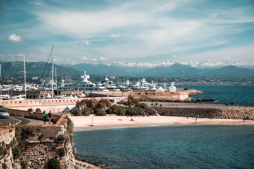 afgemeerde superjachten in Port Vauban (Antibes) met besneeuwde bergen op de achtergrond