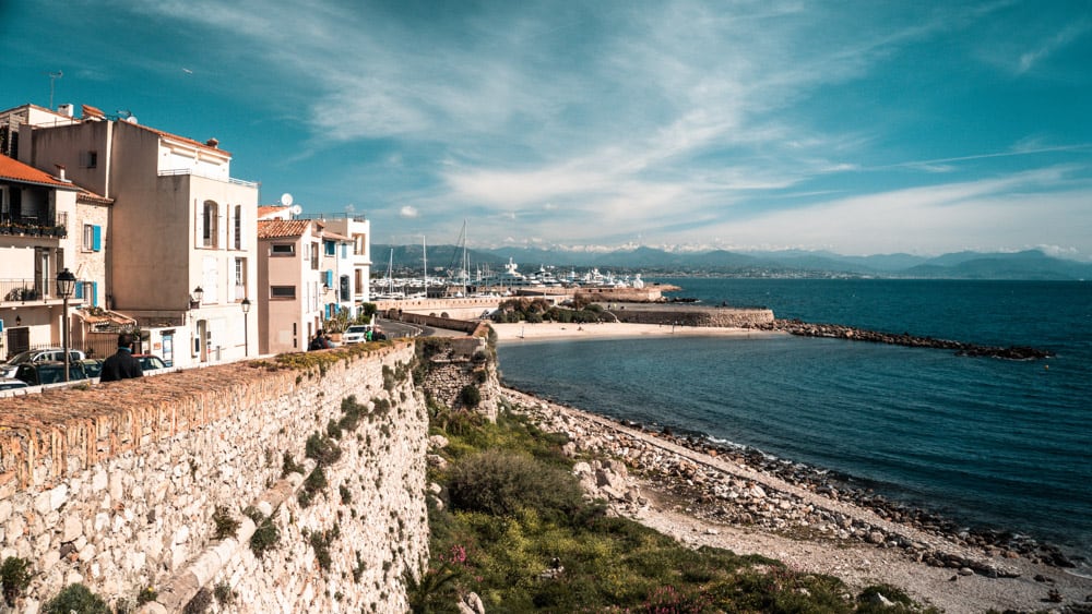 Oude stad van Antibes met uitzicht op de zee