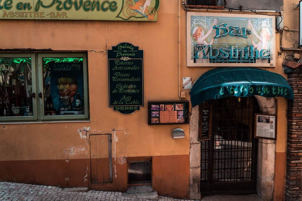 absint bar in antibes, frankrijk