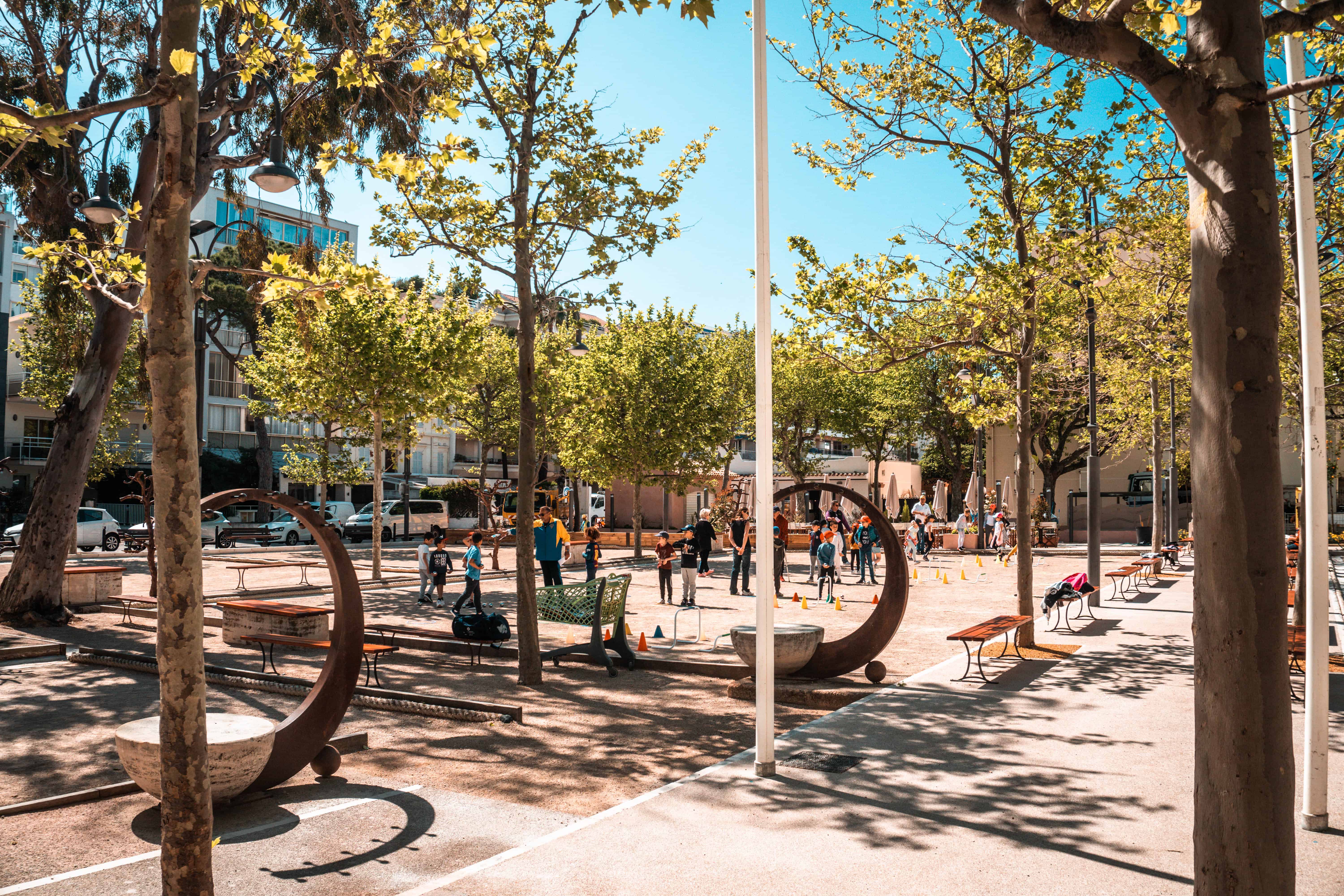 enfants jouant à la pétanque sur la place de Cannes, France