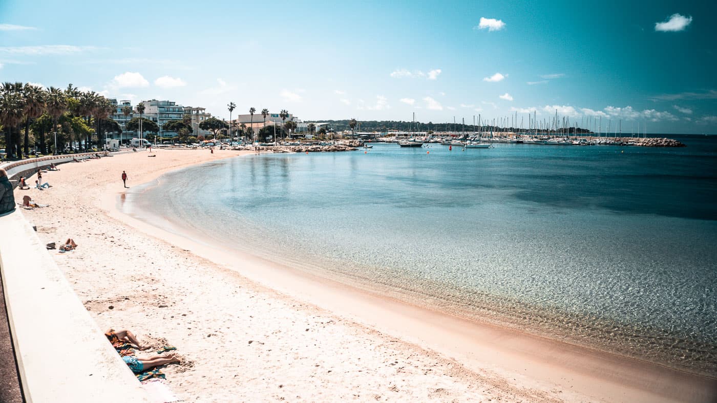 plage de la pointe croisette à cannes, france