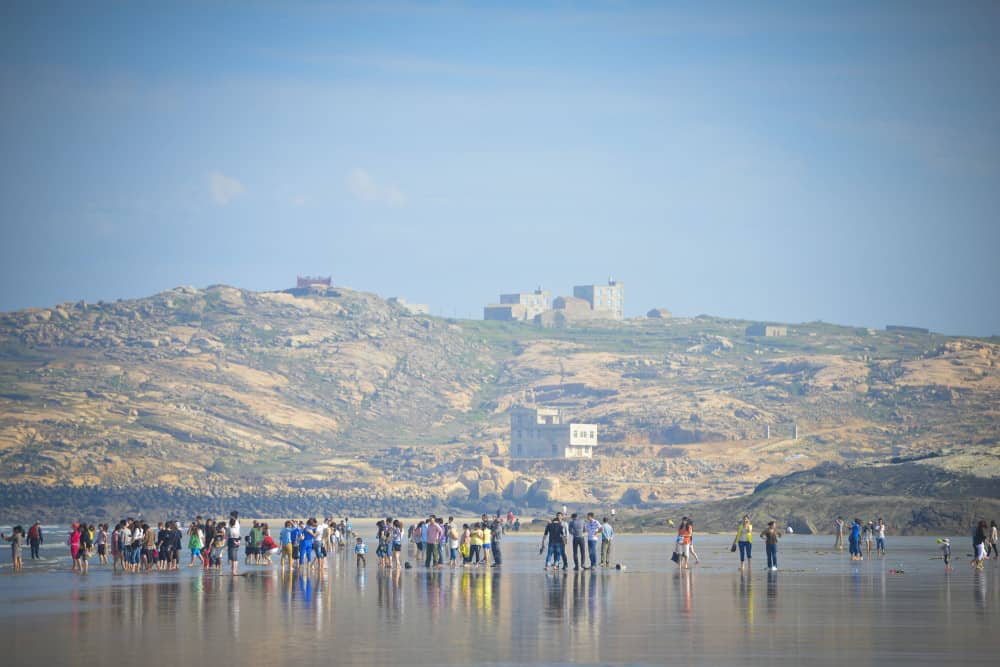 Strand und Bergkulisse am Kitesurfing-Strand in Pingtan, China