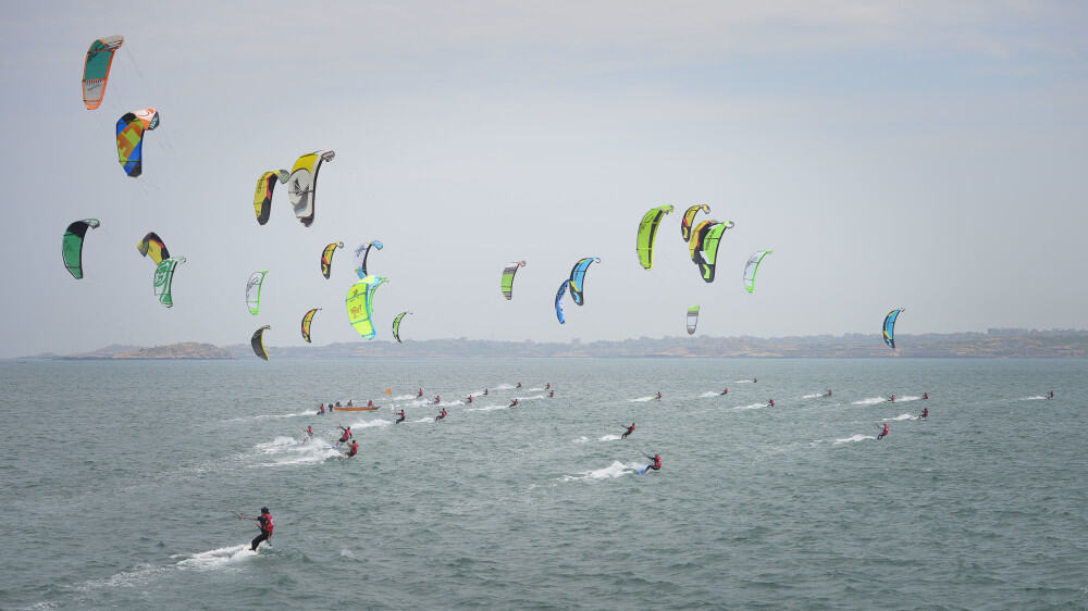 Kitesurfwedstrijd aan de gang in Pingtan, China