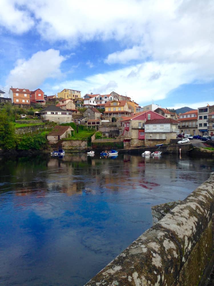 ein spanisches Dorf am Meer