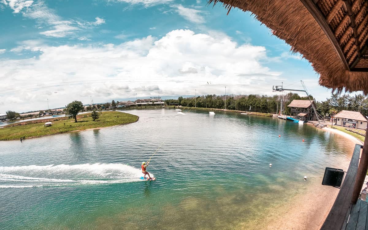 een beginner die wakeboardt bij Bali Wake Park