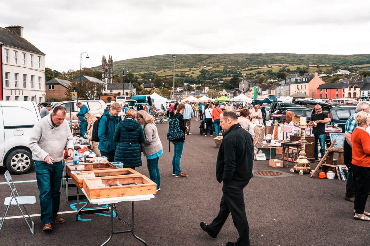 Menschen wuseln um den Marktstand in Bantry, West Cork