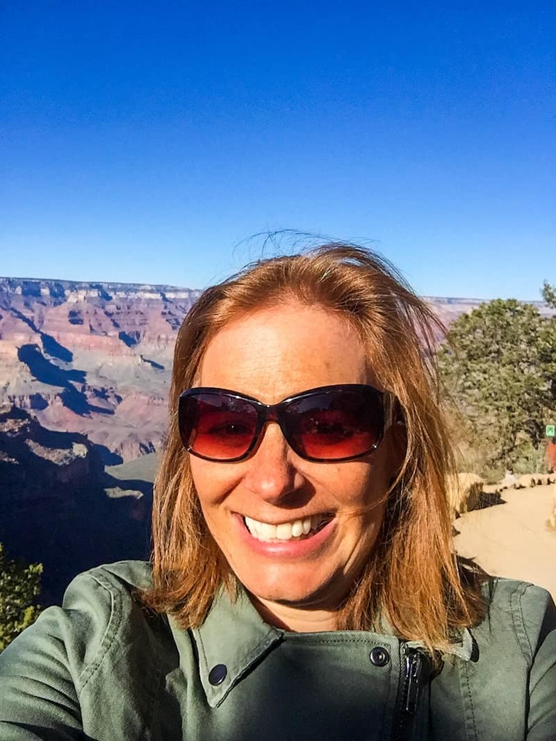 Photo de Sarah Maurer de MissAdventurePants.com souriant lors de sa randonnée du Grand Canyon.