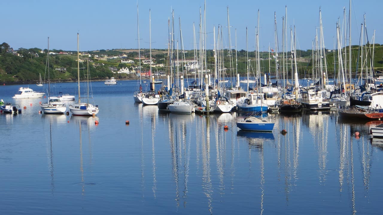 zeilboten drijvend op het blauwe water van de haven van Kinsale, West-Cork