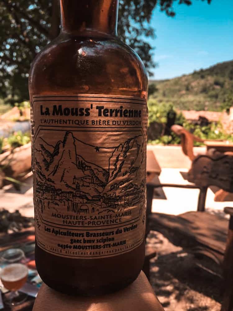 une bouteille de bière artisanale locale "la mouss' terrienne" de moustiers-saint-marie