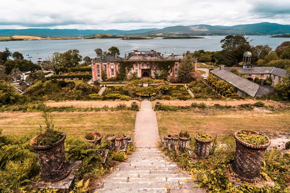 bantry house en de baai daarachter vanaf de top van de iconische '100 steps'