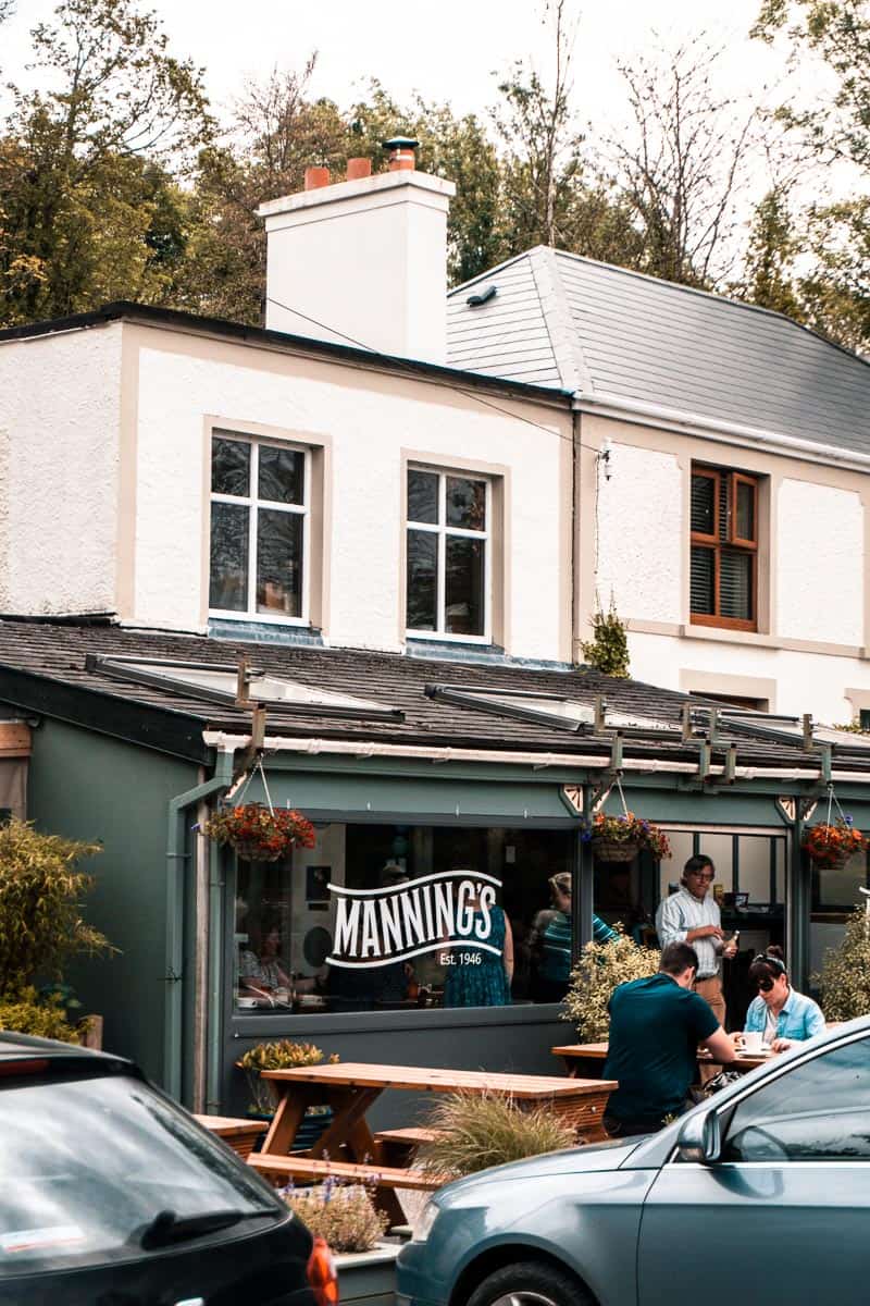 Buiten zithoek van Manning's cafe in Bantry, Co. Cork.