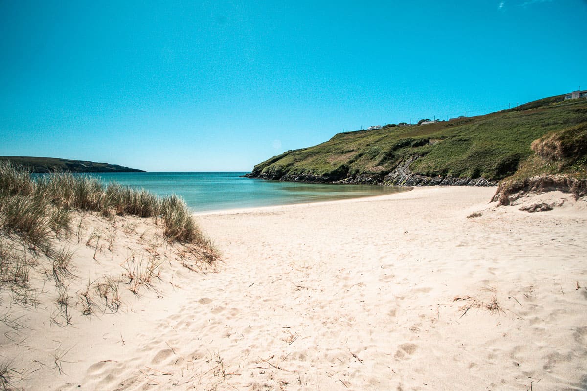 zandstrand op een heldere dag met blauwe hemel in Barley Cove, West Cork (Ierland)