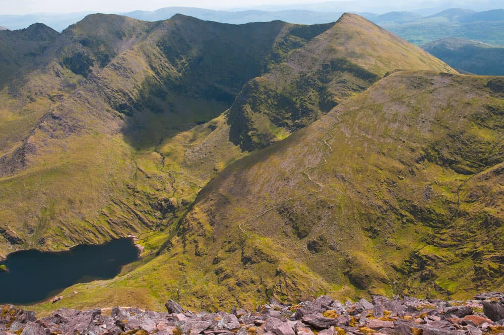 met gras begroeide bergen van carrauntoohil, de hoogste berg die je in ierland kunt beklimmen