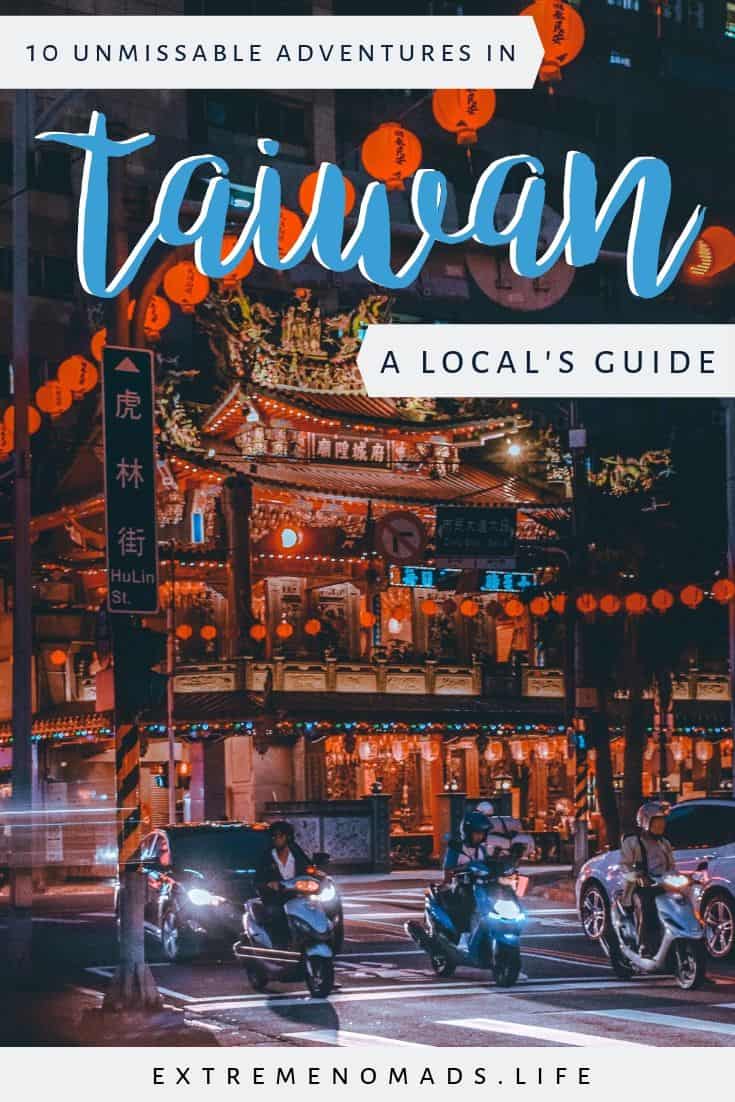 pinterest image with night scene on the streets of a busy city in taiwan. red lanterns light a traditional taiwanese plaza and blue-ish motorbikes drive down the road in the foreground. the caption reads : "10 aventures à ne pas manquer à taïwan : le guide d'un habitant".