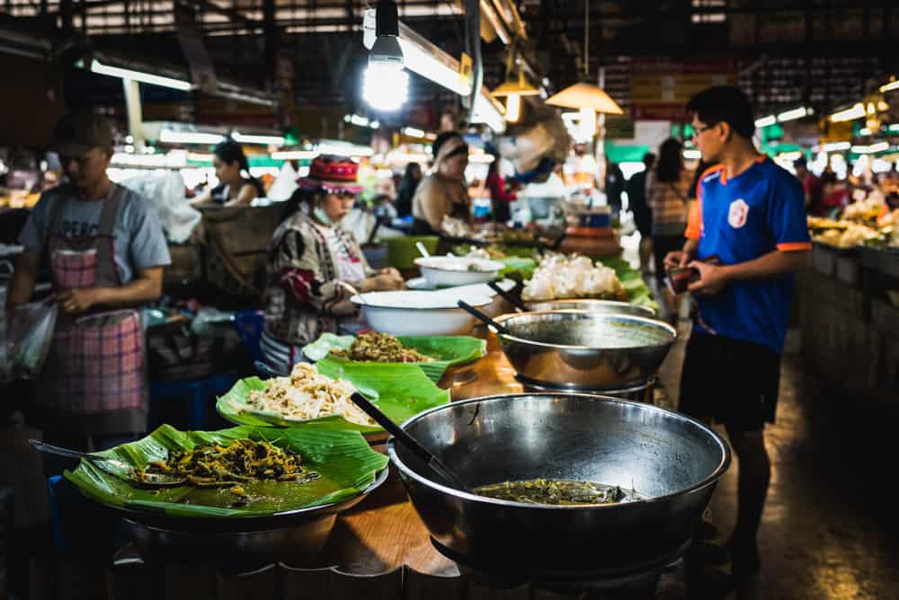 nächtliche szene auf einem lebensmittelmarkt in chiang mai, thailand