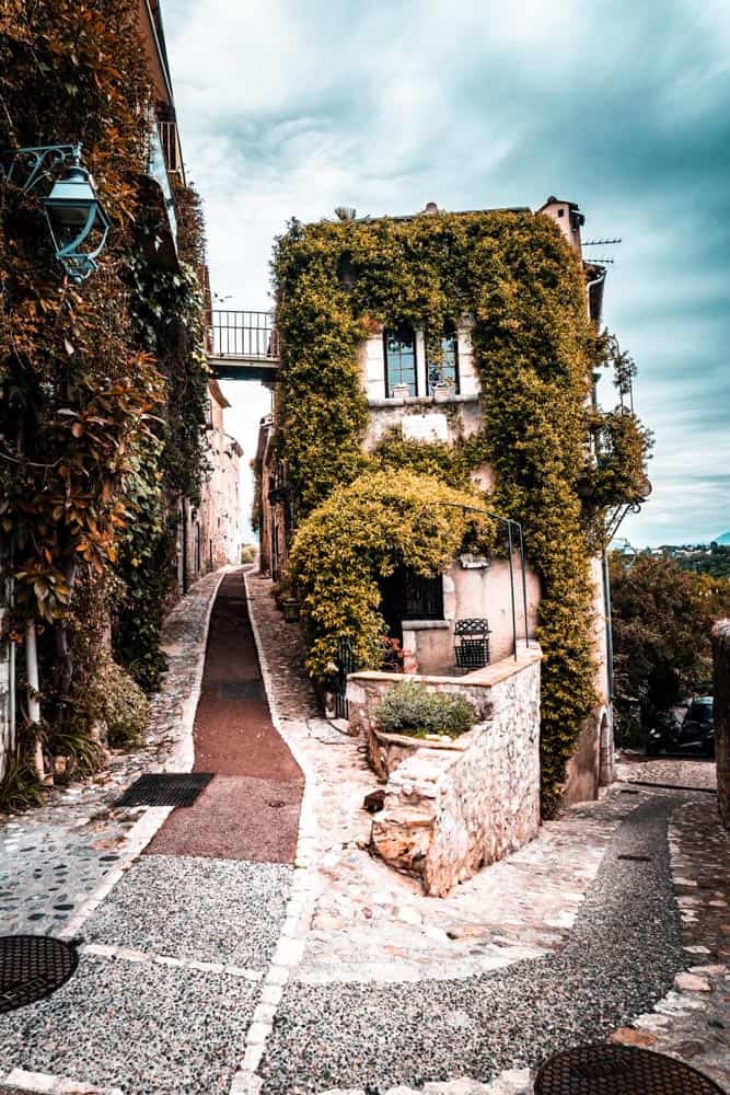 Een met klimop begroeid gebouw op de hoek van twee kleine steegjes in Saint Paul de Vence.