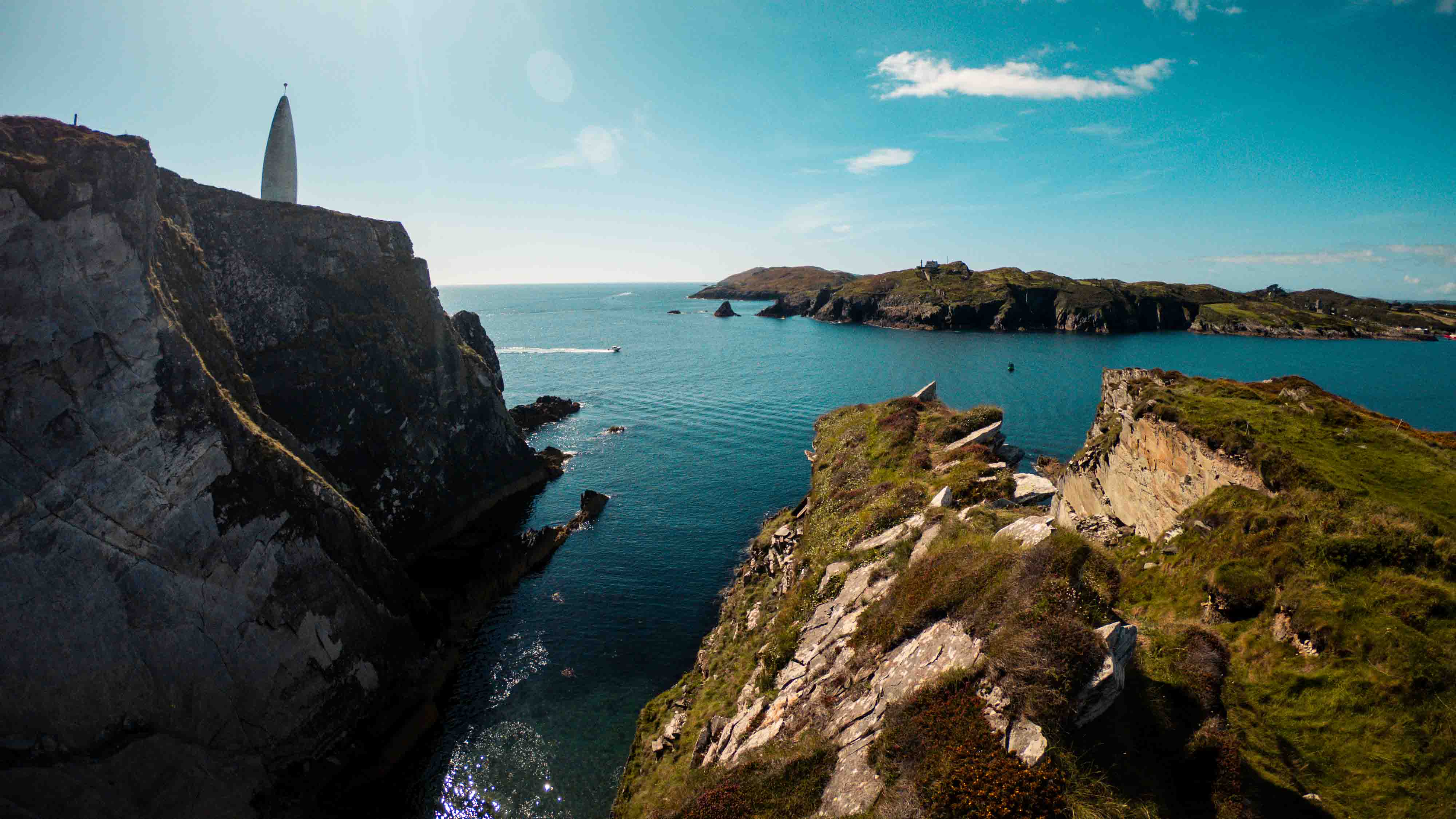 Une vue panoramique de la Baltimore Beacon et de la côte de l'île de Sherkin, dans le comté de Cork.