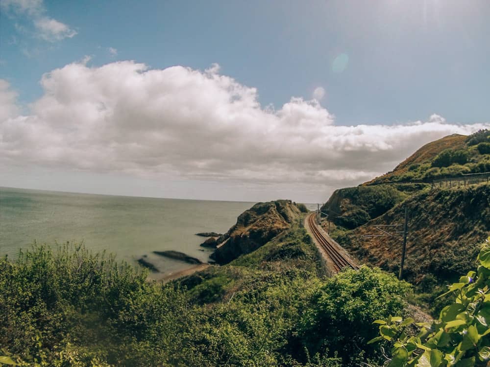 Die Küstenwanderung von Bray nach Greystones an einem sonnigen Tag mit blauem Himmel