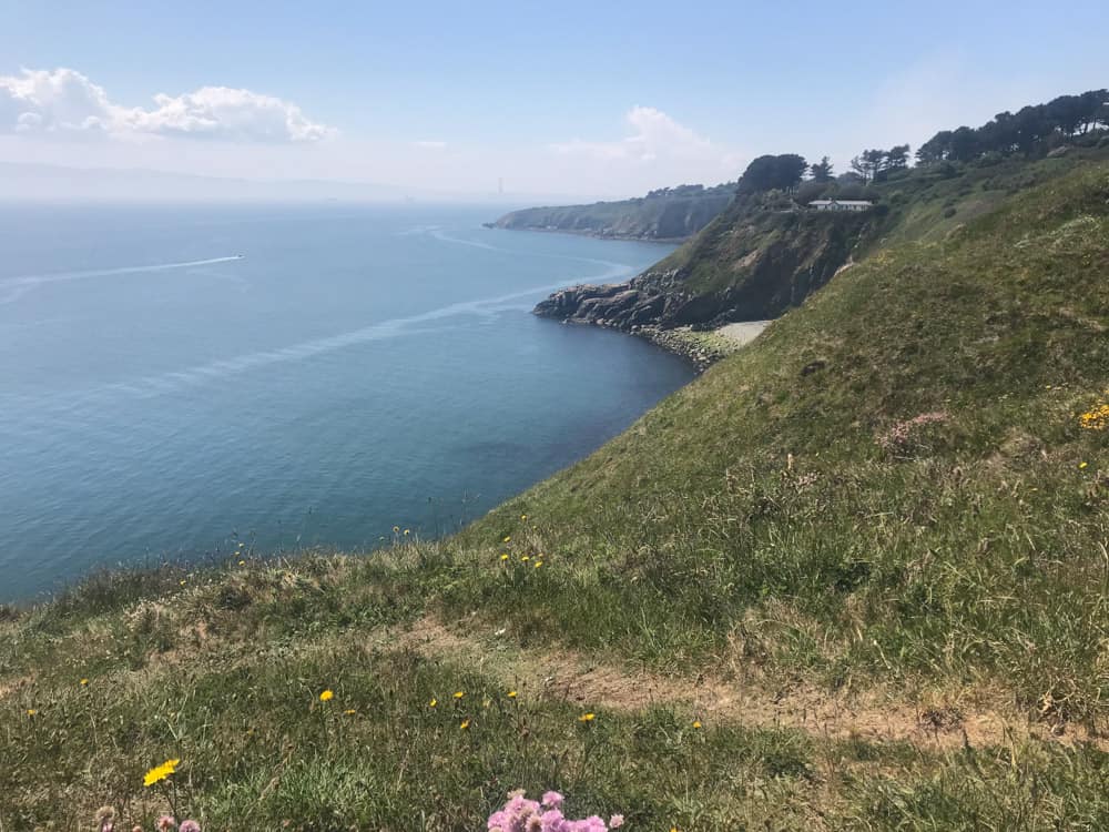 De Howth Coastal Walk (Dublin, Ierland) op een zonnige, blauwe hemel dag.