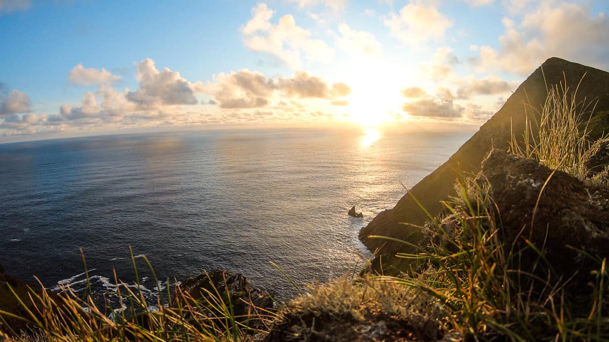 le coucher de soleil à keem bay, achill island, irlande.