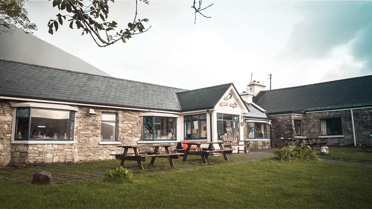 der vorgarten und die fassade der Pure Magic lodge, achill island, irland.